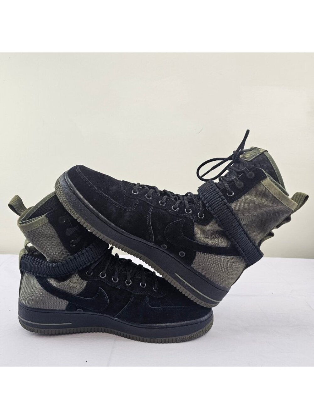 Nike high top boot sneakers black olive green size 11.5